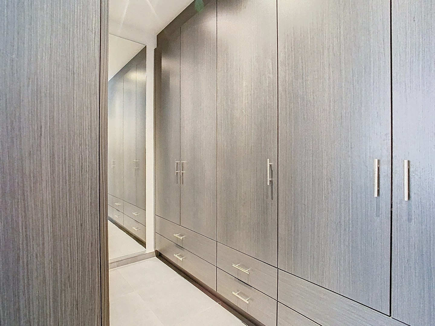 Recent gelijkvloers appartement met tuin, 2 slaapkamers en dressing 