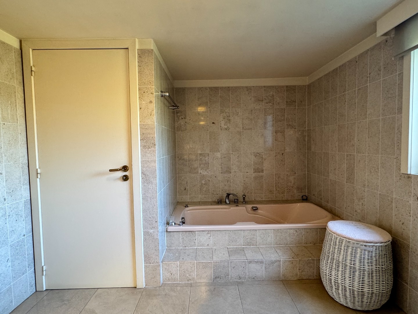 Ruime woning met loods en landbouwgrond op groene locatie nabij Waregem. 