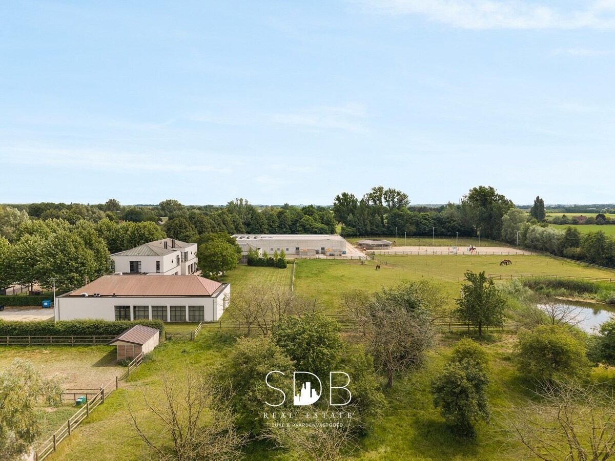 Prachtige villa met hippische accommodatie en graslanden op +/- 9 ha 
