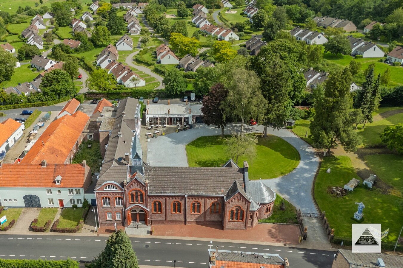 VAALS - Nederland: Monumentaal landgoed met landhuis, kapel en horecapaviljoen. 