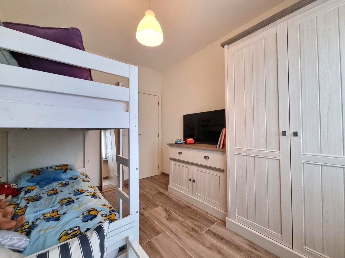 Knap gerenoveerd, zeer lichtrijk hoekappartement te Heist 