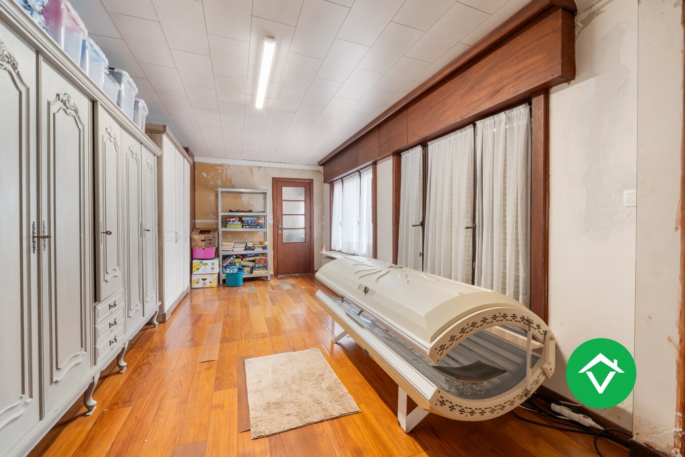 Halfopen woning te koop met dubbele garage in het centrum van Zarren 