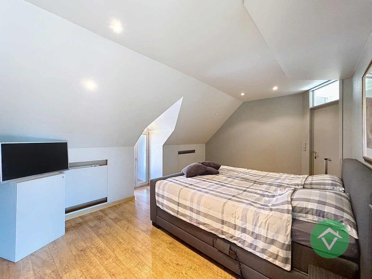 Deze instapklare handelswoning is gelegen in het centrum op een commerciële topligging op de markt van Koekelare 