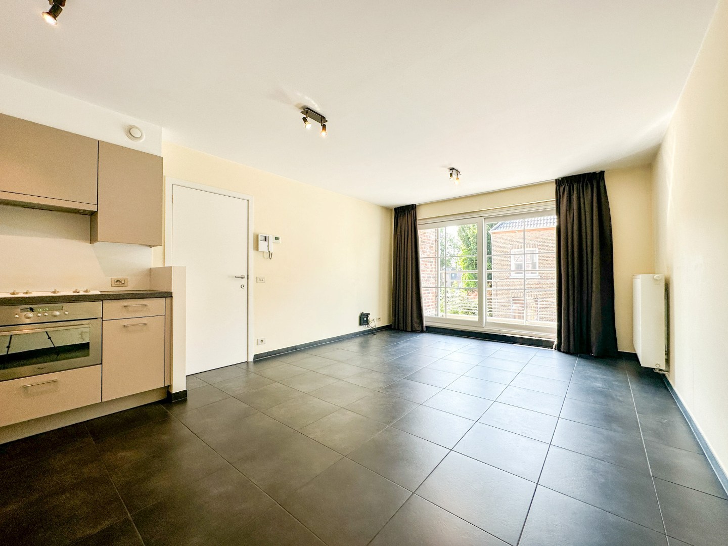 Instapklaar energiezuinig appartement hartje Eernegem, met zonnig terras, topligging. 