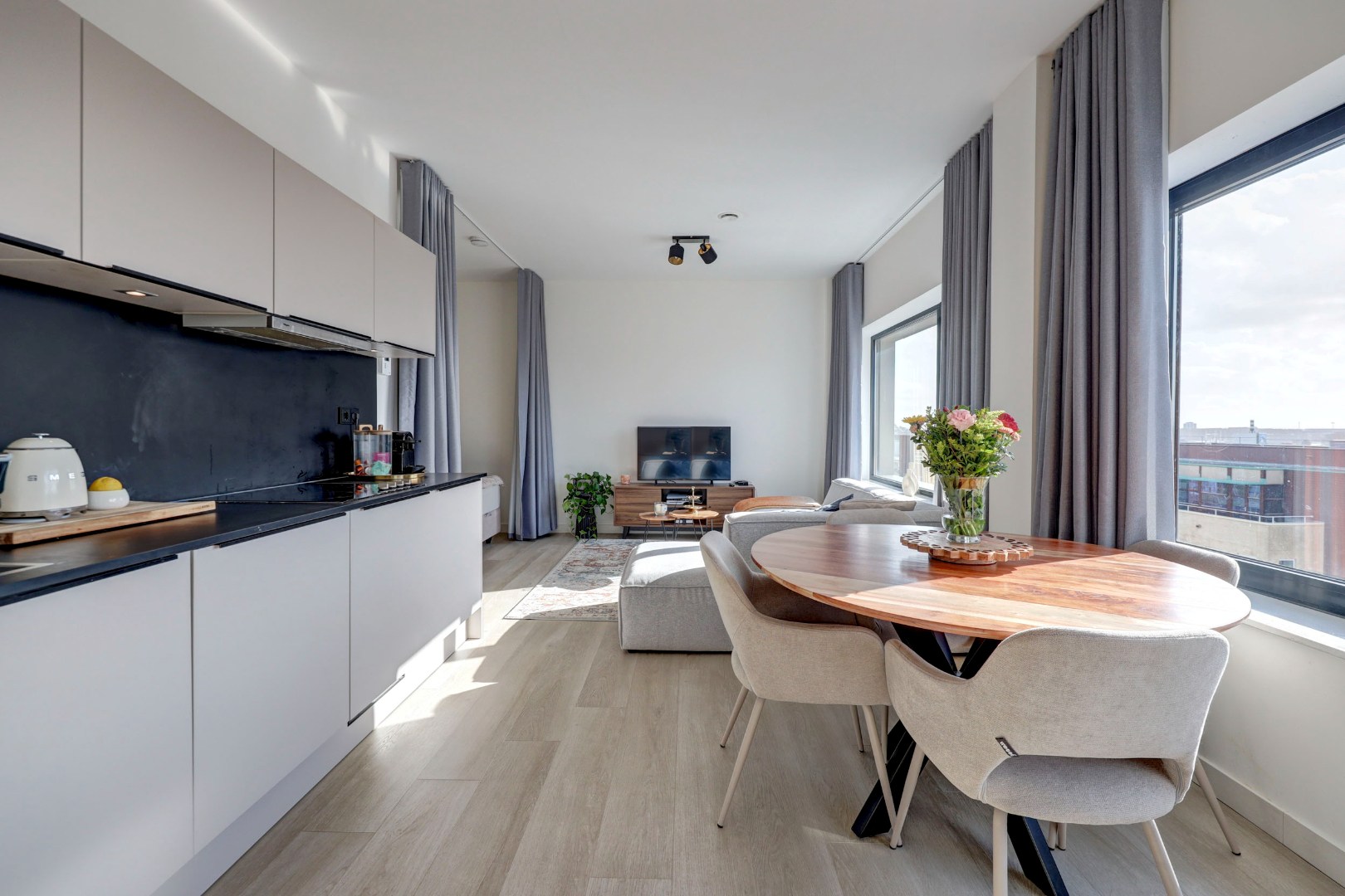 Energiezuinig en instapklare studio met energielabel A, moderne keuken en badkamer en uitzicht op de skyline van Rotterdam. 