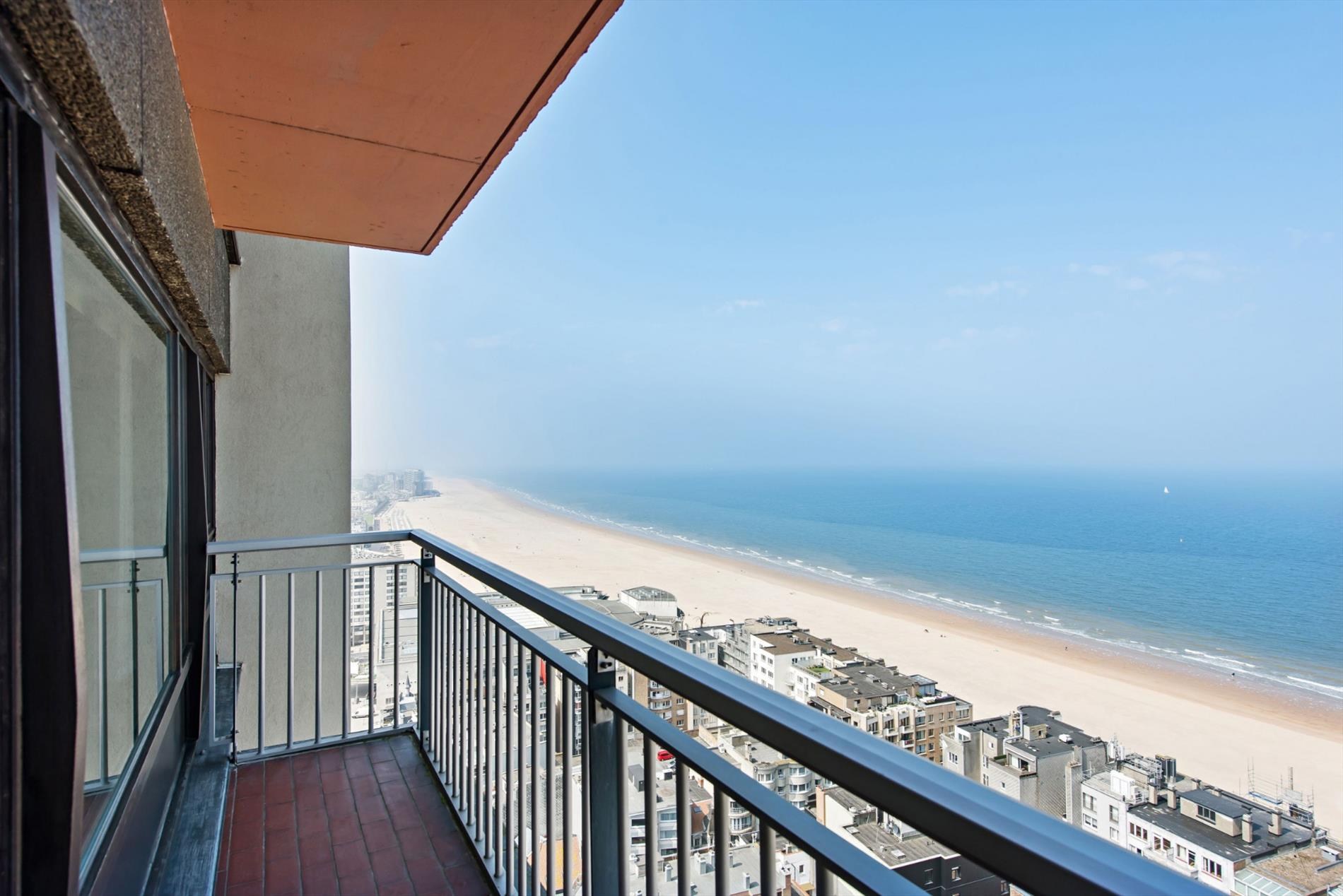 APP. 4 CHAMBRES DANS LE CENTRE AVEC VUE PANORAMIQUE SUR LA MER ET LA VILLE 