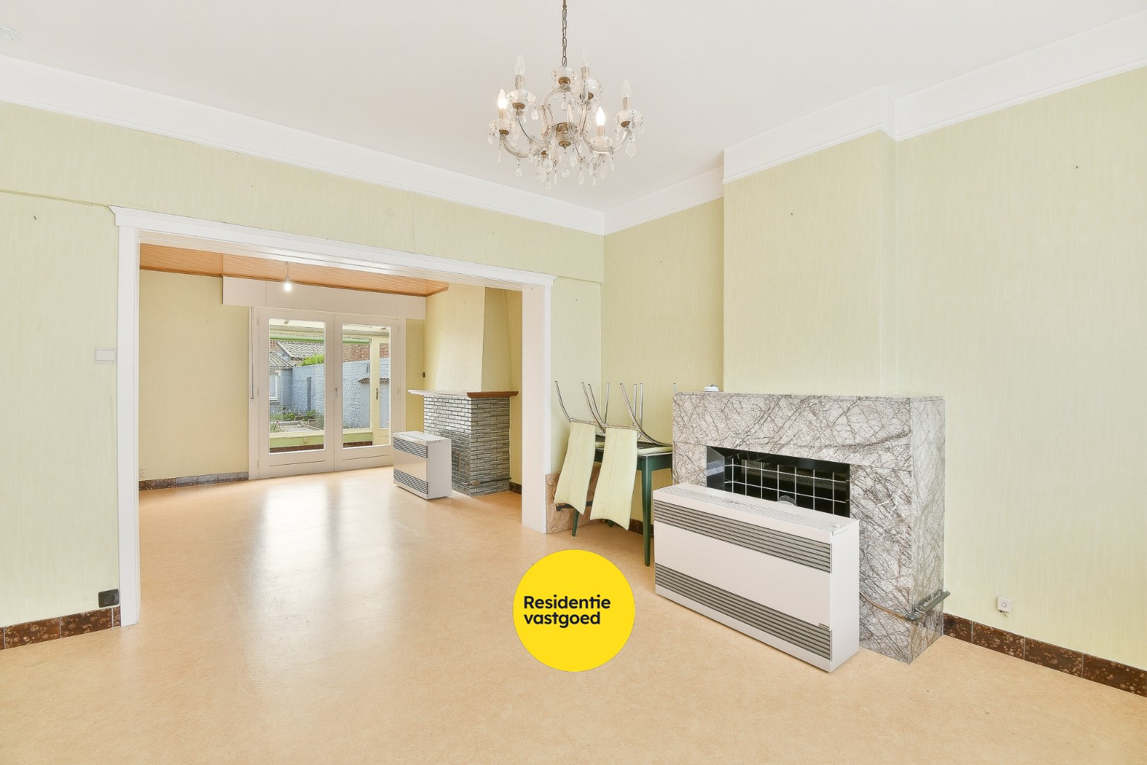 Te renoveren gezinswoning met drie slaapkamers en zongerichte tuin 