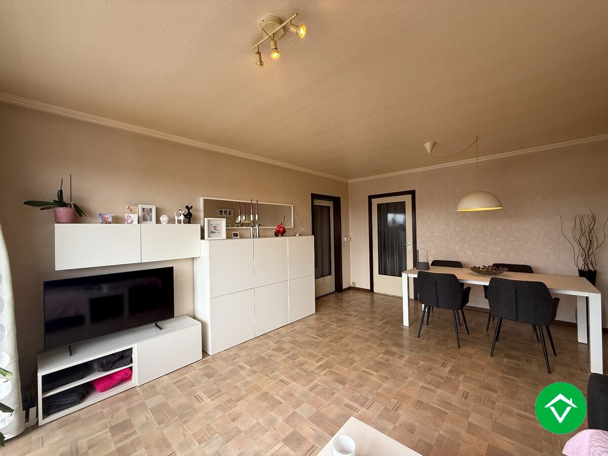 Appartement met twee slaapkamers, terras en autostaanplaats te Roeselare 