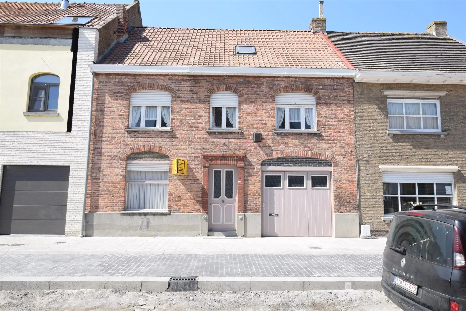 Te renoveren rijwoning met grote tuin en weide op 1345 m² te Keiem.