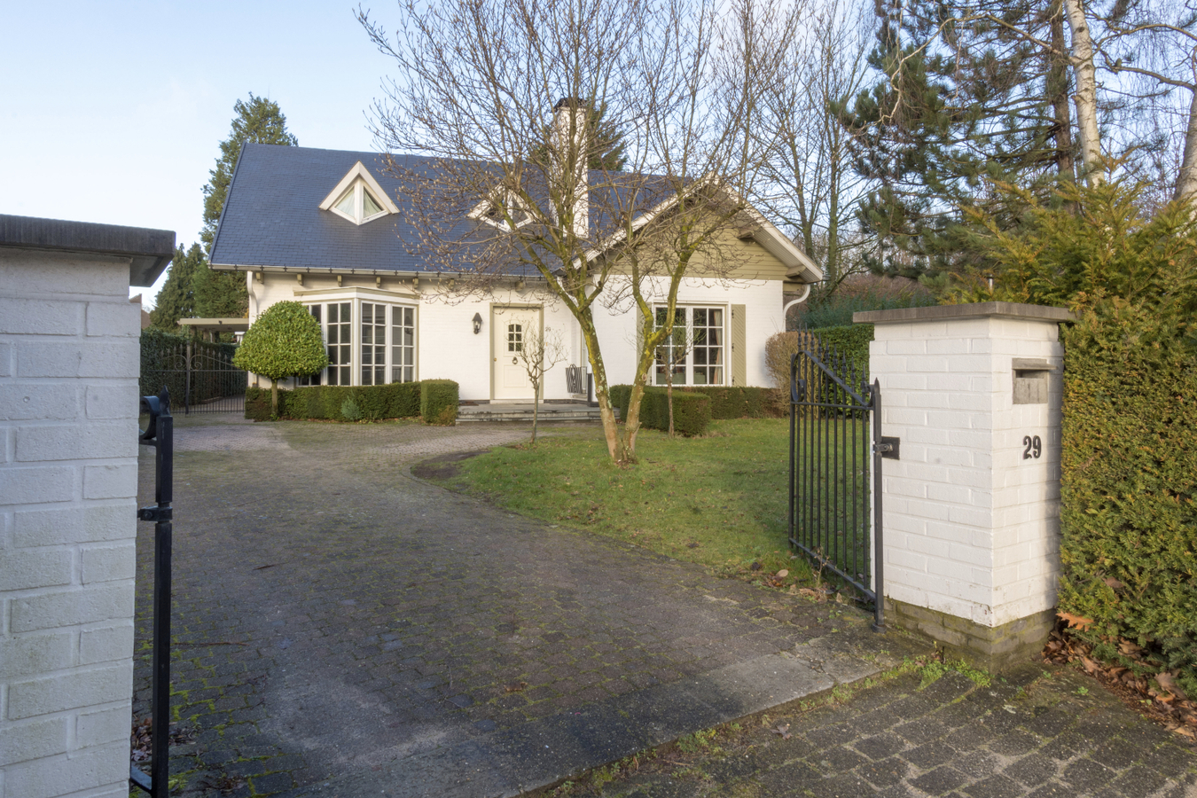 Ruime gezinswoning met verwarmd buitenzwembad 