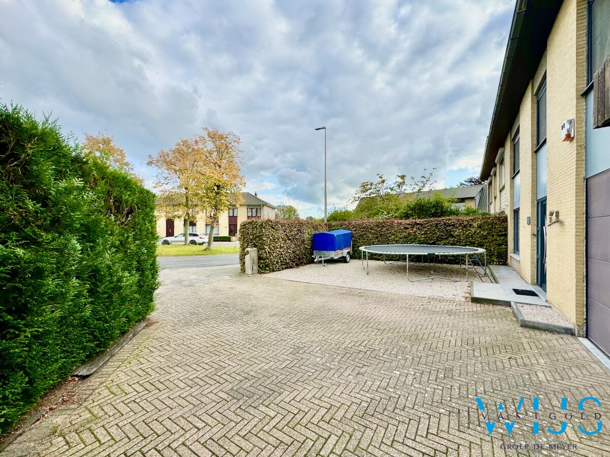 Ruime gezinswoning met 5 slaapkamers te Zelzate! 