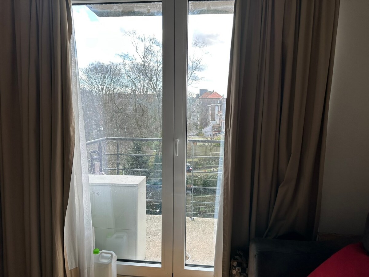 Lichtrijke serviceflat met zonnig terras, privé parking 