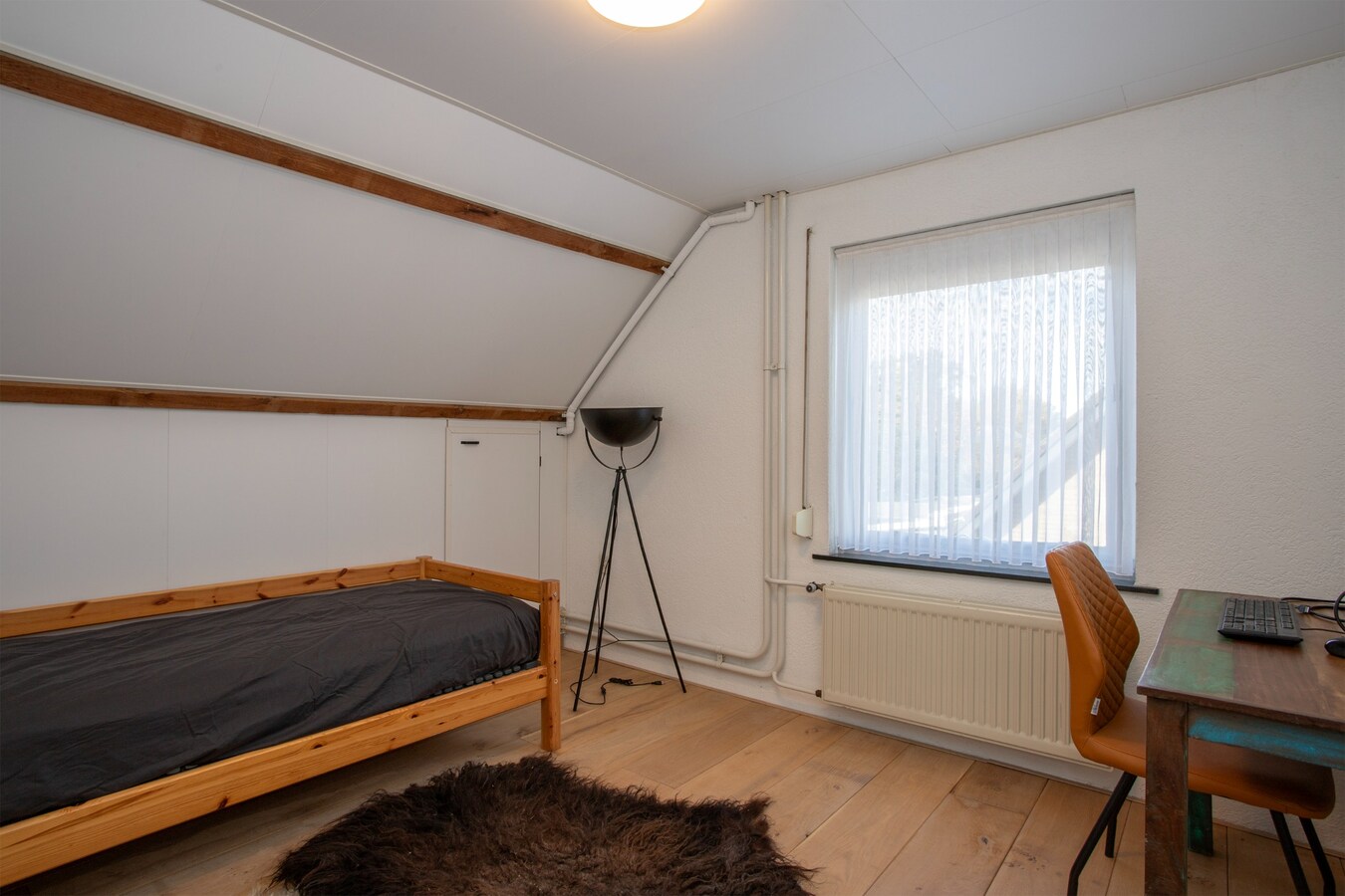 Degelijke vrijstaande woning met groot bijgebouw gelegen op een hoekperceel in Hooge Mierde. 