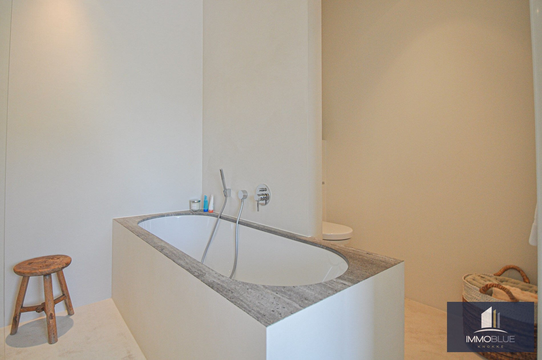 "Sublime appartement d'angle avec de spacieuses terrasses situé dans le prestigieux domaine Tennis Garden." 