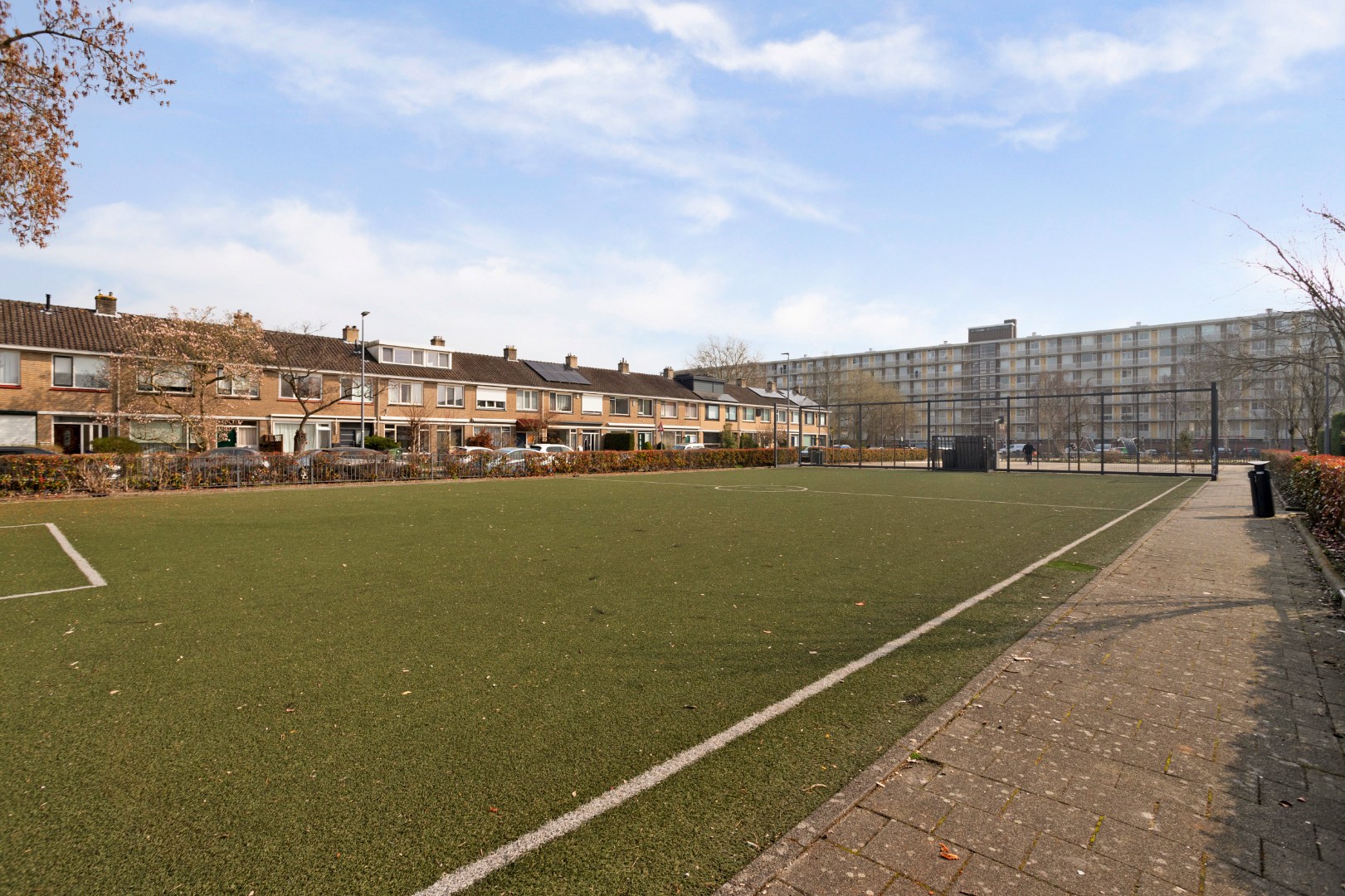 Ruime uitgebouwde 6-kamer hoekwoning met kunststofkozijnen, dakkapellen, grote tuin en eigen grond. 