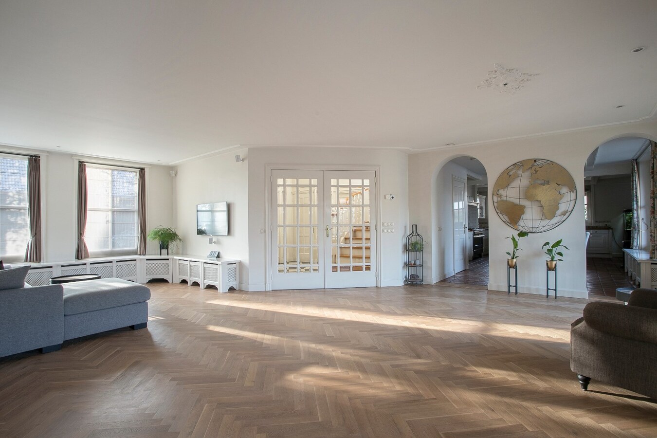 Riante vrijstaande villa met rieten dak gelegen op een perceel van 1.240 m2. 