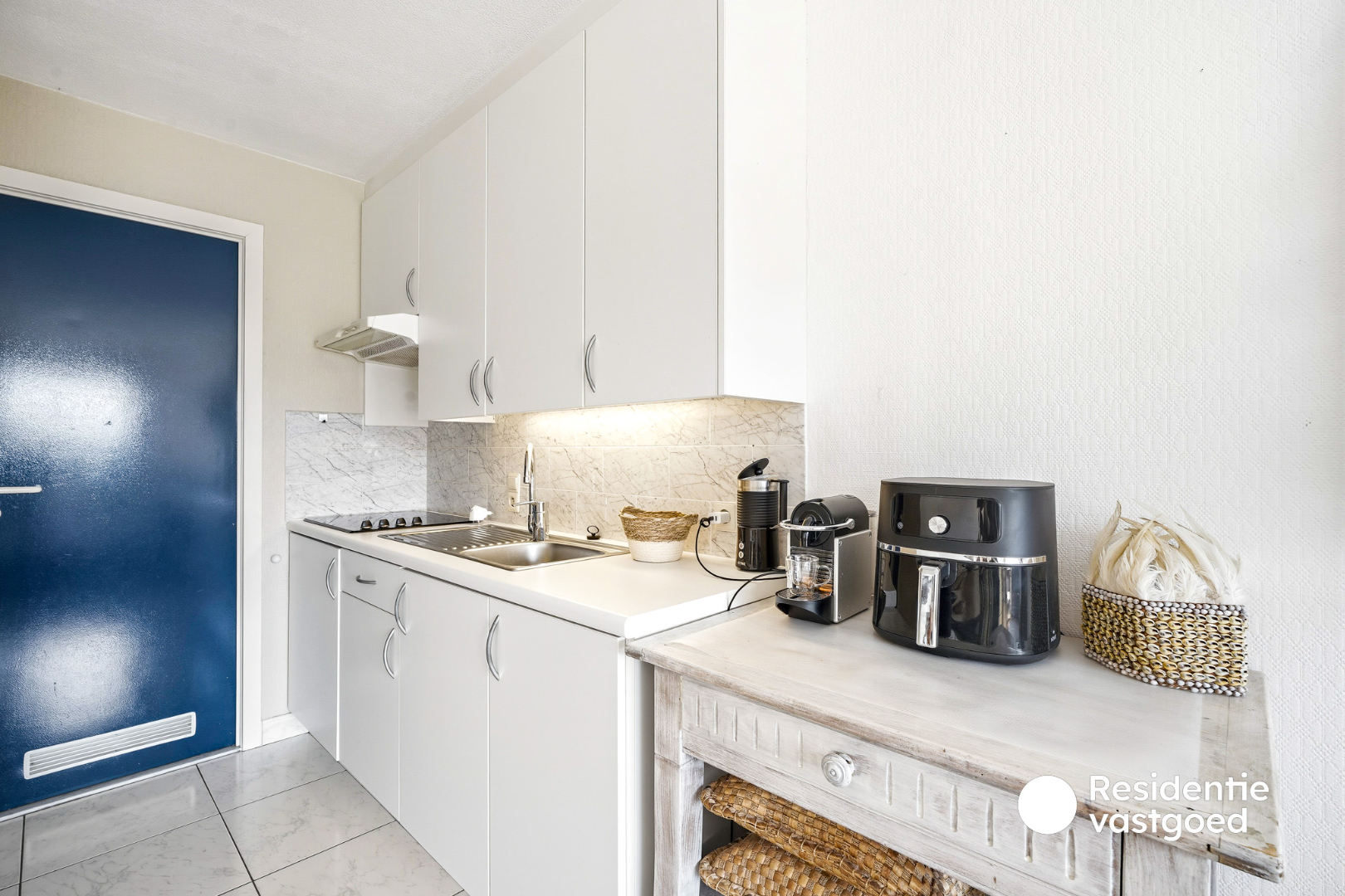 Lichtrijk zongerichte studio met slaaphoek, gelegen op 300m van de zee te Koksijde. 