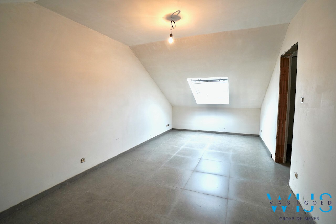 Drieslaapkamer appartement met garage in hartje Ertvelde ! 