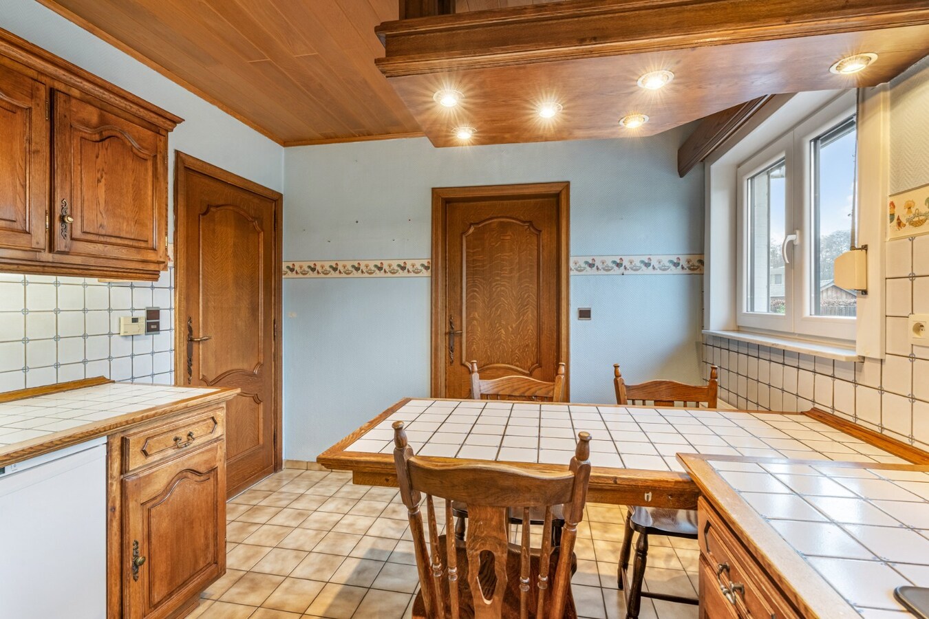 Halfvrijstaande woning op een perceel van 7a31ca, met aparte bureelruimte en inpandige garage! 