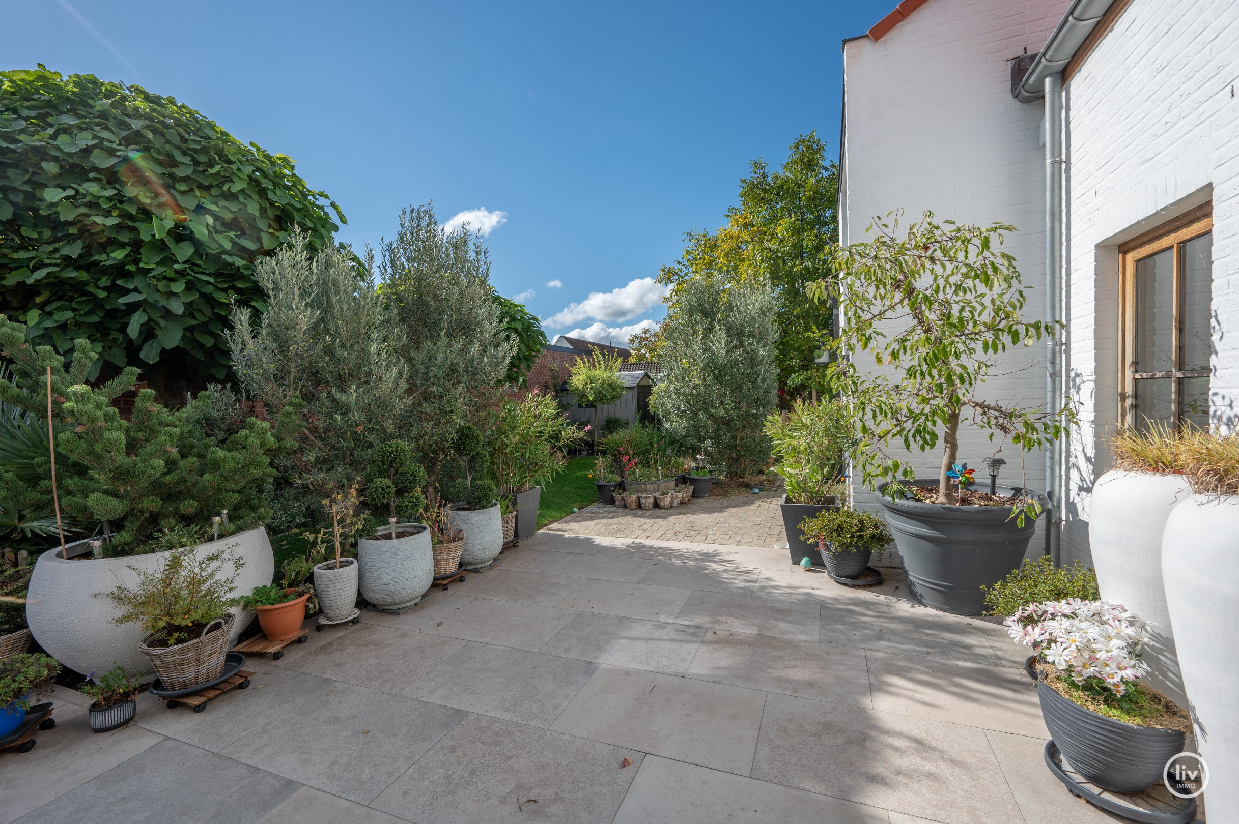 La villa récente de 2023 est située sur un terrain de 900 m², dans un havre de paix et de tranquillité. 