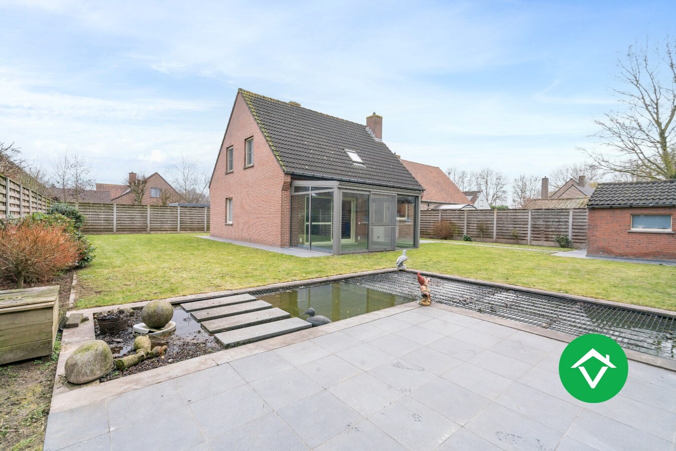 Ruime alleenstaande woning met 3 slaapkamers, tuin en garage te Roeselare 