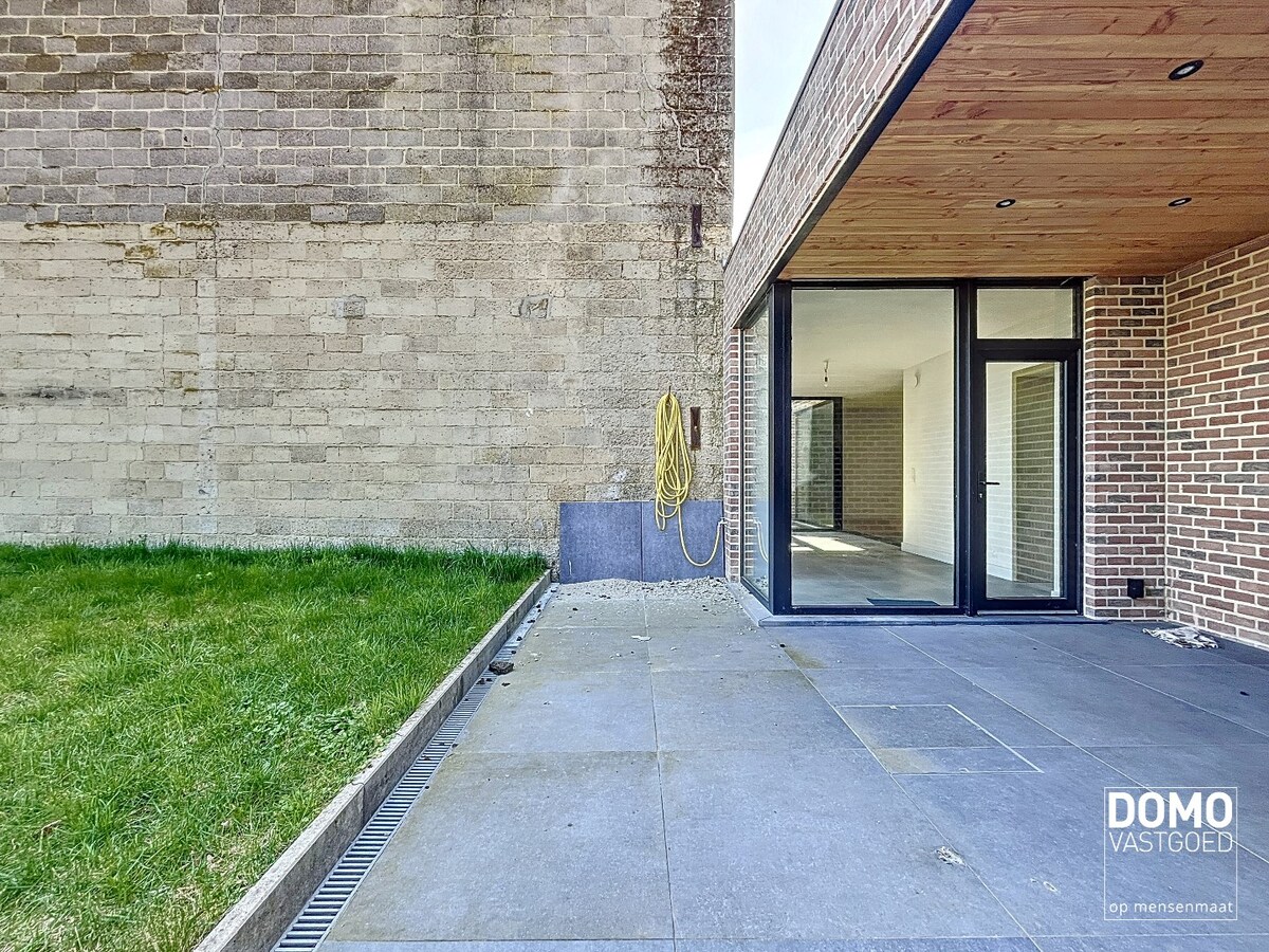 PRACHTIG GERENOVEERDE, LICHTRIJKE WONING MET 3 SLAAPKAMERS, 2 BADKAMERS, EEN ZONNIGE TUIN EN 2 PARKEERPLAATSEN TE GINGELOM (MIELEN-BOVEN-AALST) 