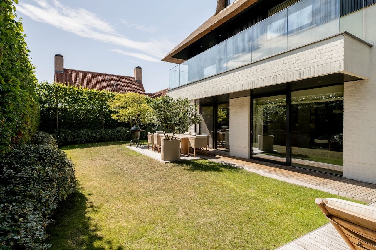 Magnifique villa récente de style contemporain allie une finition intemporelle à un emplacement unique et une vue imprenable sur le Zwin. 