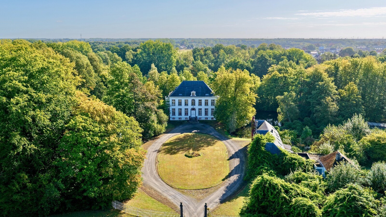 Exclusief kasteeldomein met 6 residenties en een feestzaal op ca. 42 ha te Zandhoven 