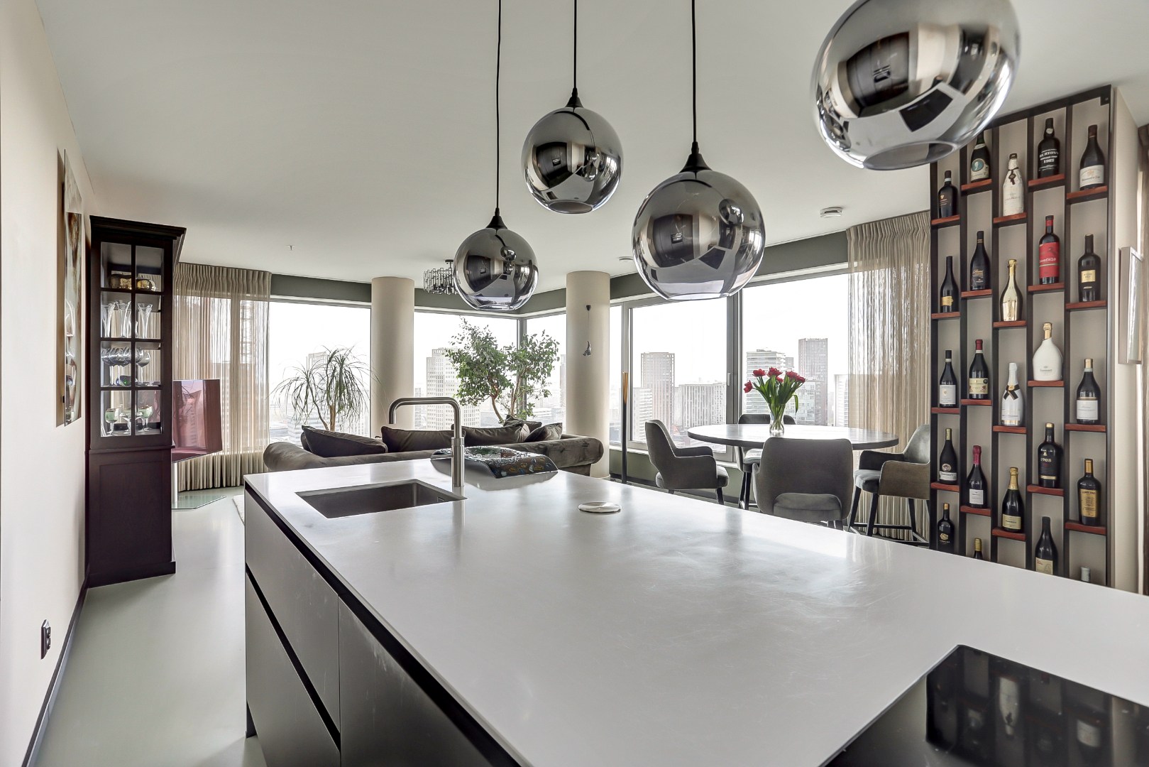 Ultiem luxe wonen in de iconische The CoolTower met spectaculair uitzicht, royaal terras (34 m²) en moderne afwerking in het bruisende hart van Rotterdam! 