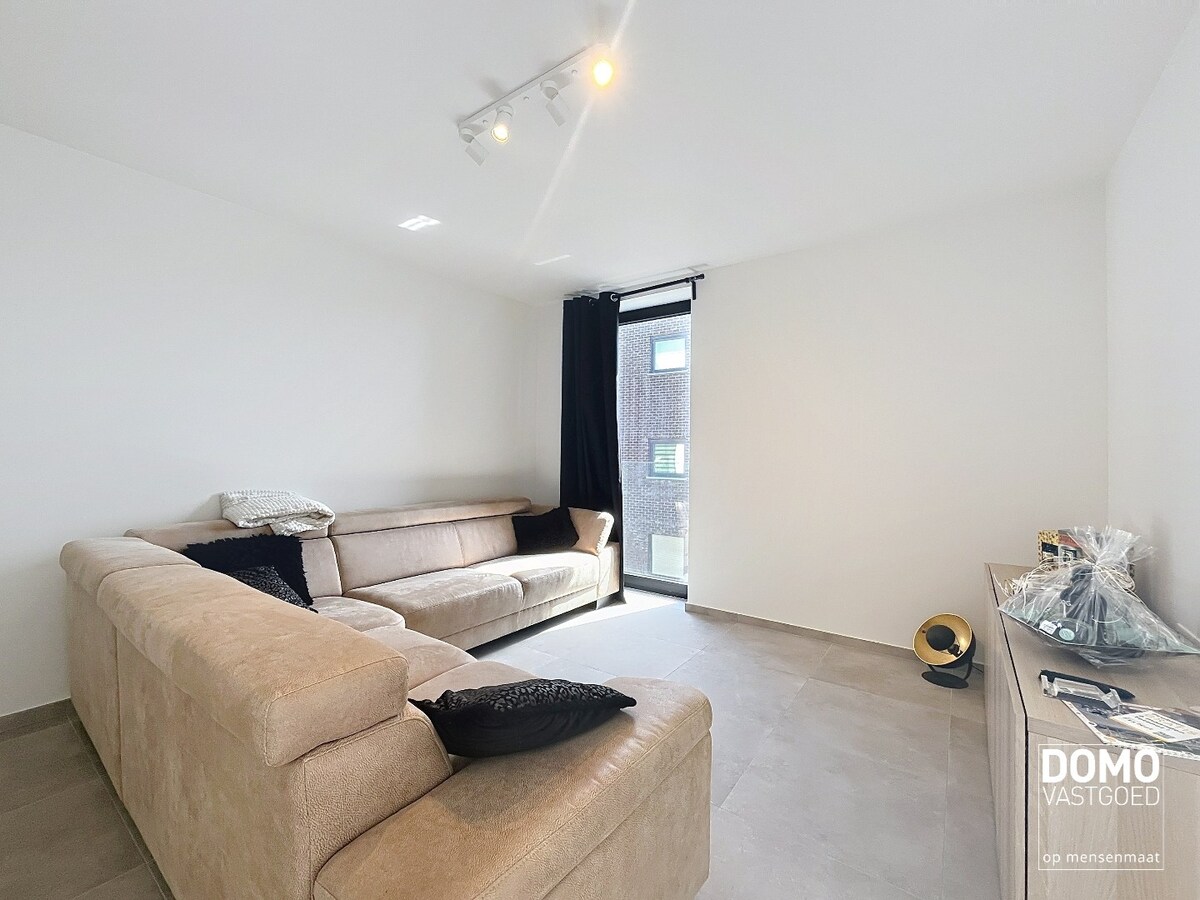 NIEUWBOUWAPPARTEMENT MET 2 SLAAPKAMERS, RUIM TERRAS, ONDERGRONDSE AUTOSTANDPLAATS EN KELDERBERGING IN MAASMECHELEN 