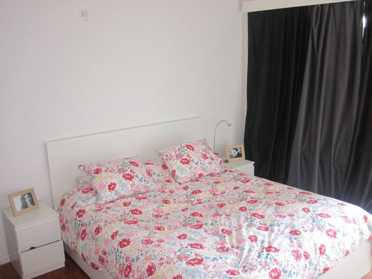 Lichtrijk, ruim 2-slp-appartement aan St-Anna-plein. 