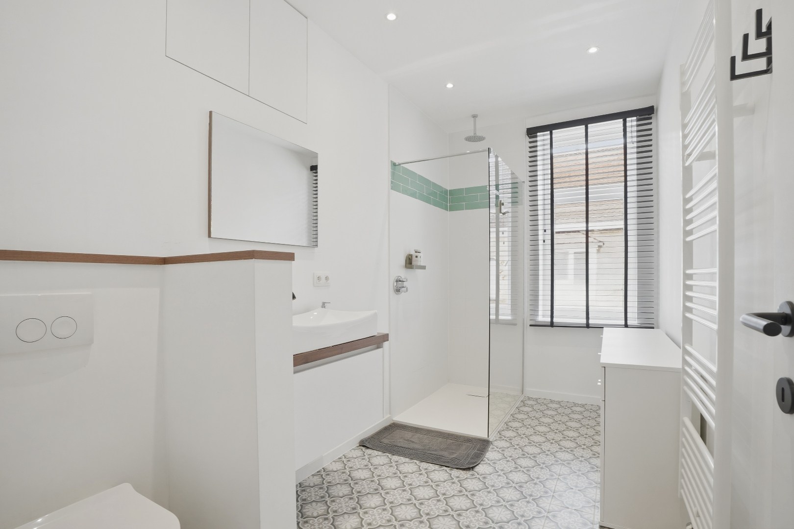 Subliem gerenoveerde herenwoning met 6 slaapkamers inclusief garage in Nieuwpoort-Stad op 135 m². 