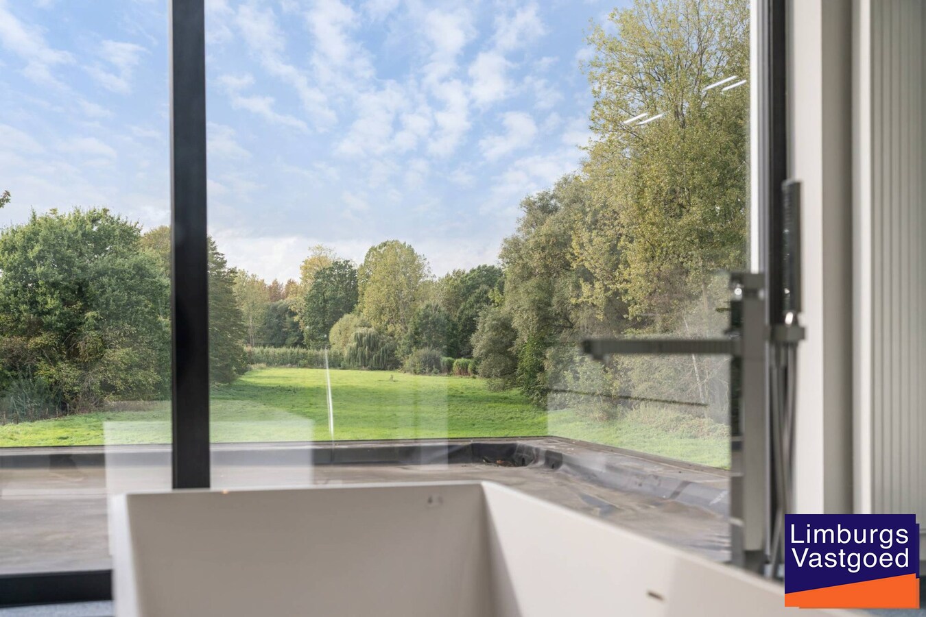 Exclusieve woning met praktijkruimte en zicht op weilanden 