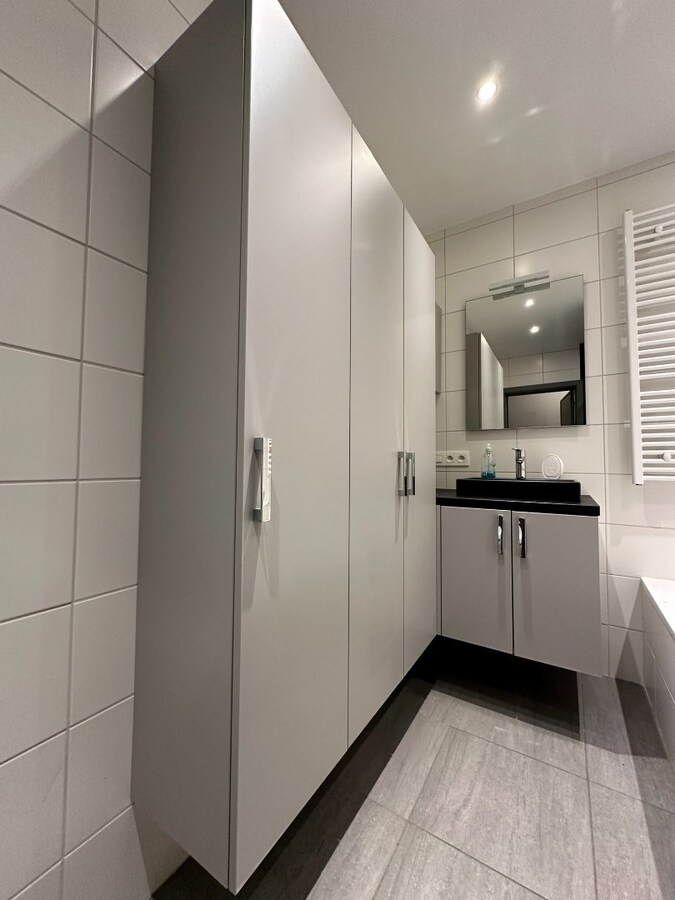 Opbrengsteigendom met 8 appartementen, 10 ondergrondse garageboxen. 