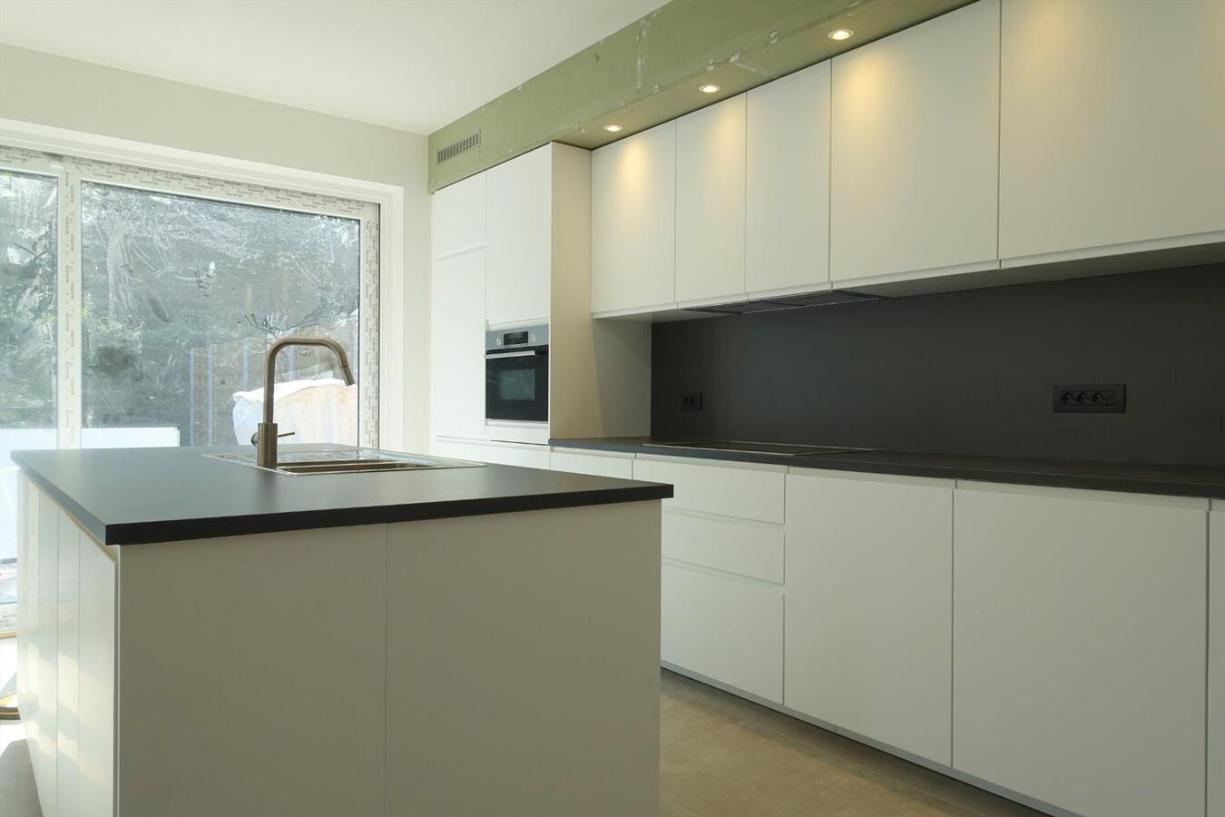 Halfopen nieuwbouwwoning in pastoriestijl 