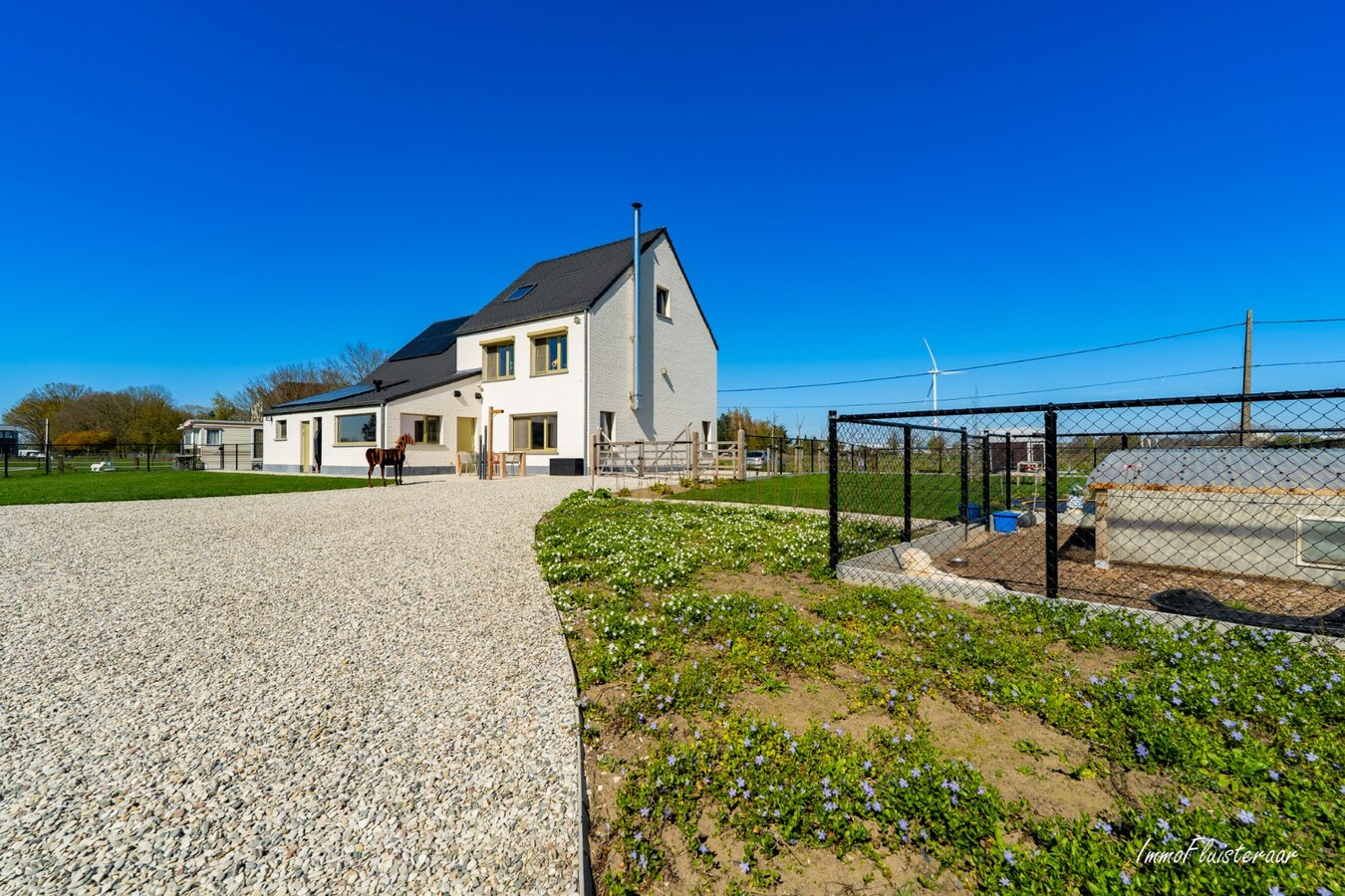 Recent gerenoveerde woning met paardenstallen en buitenpiste op ca. 12.370 m2  te Geel 