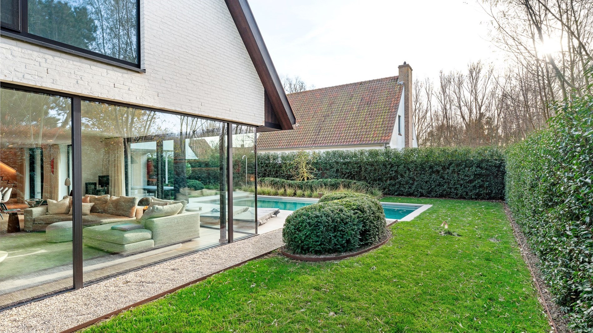 Prachtig vernieuwde villa rustig gelegen tussen Knokke centrum en Het Zoute met een perfecte Zuid-West oriëntatie. 