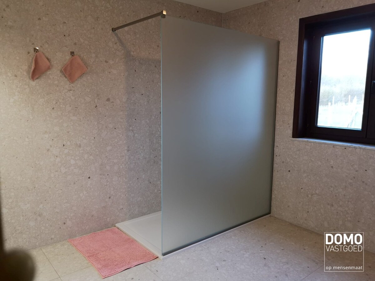 RUIME GEZINSWONING MET 4 SLAAPKAMERS, TUIN EN INPANDIGE GARAGE TE HERK-DE-STAD 