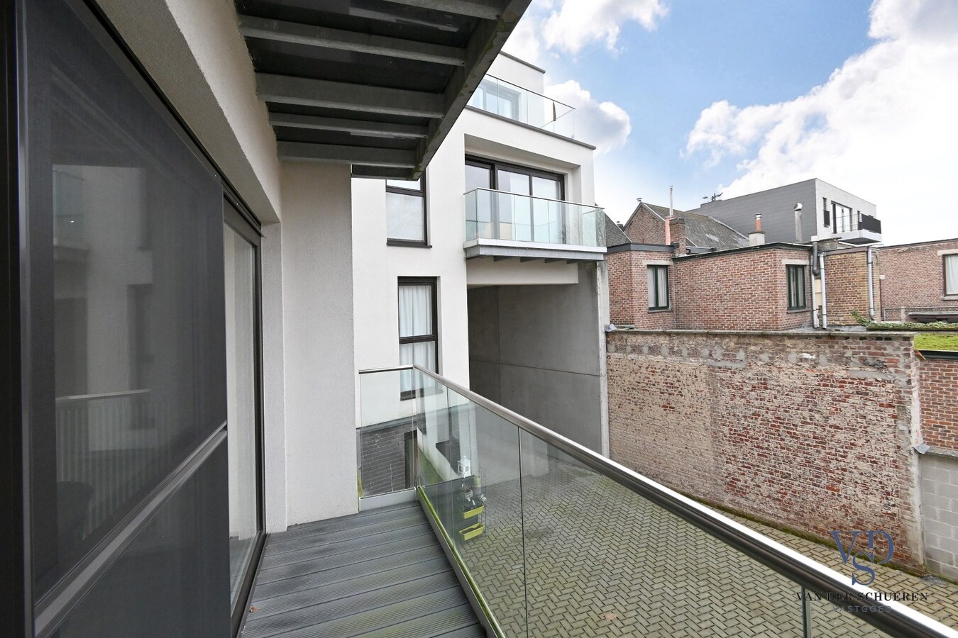 Ruime (!!) en recente assistentie-flat incl. overdekte staanplaats. 