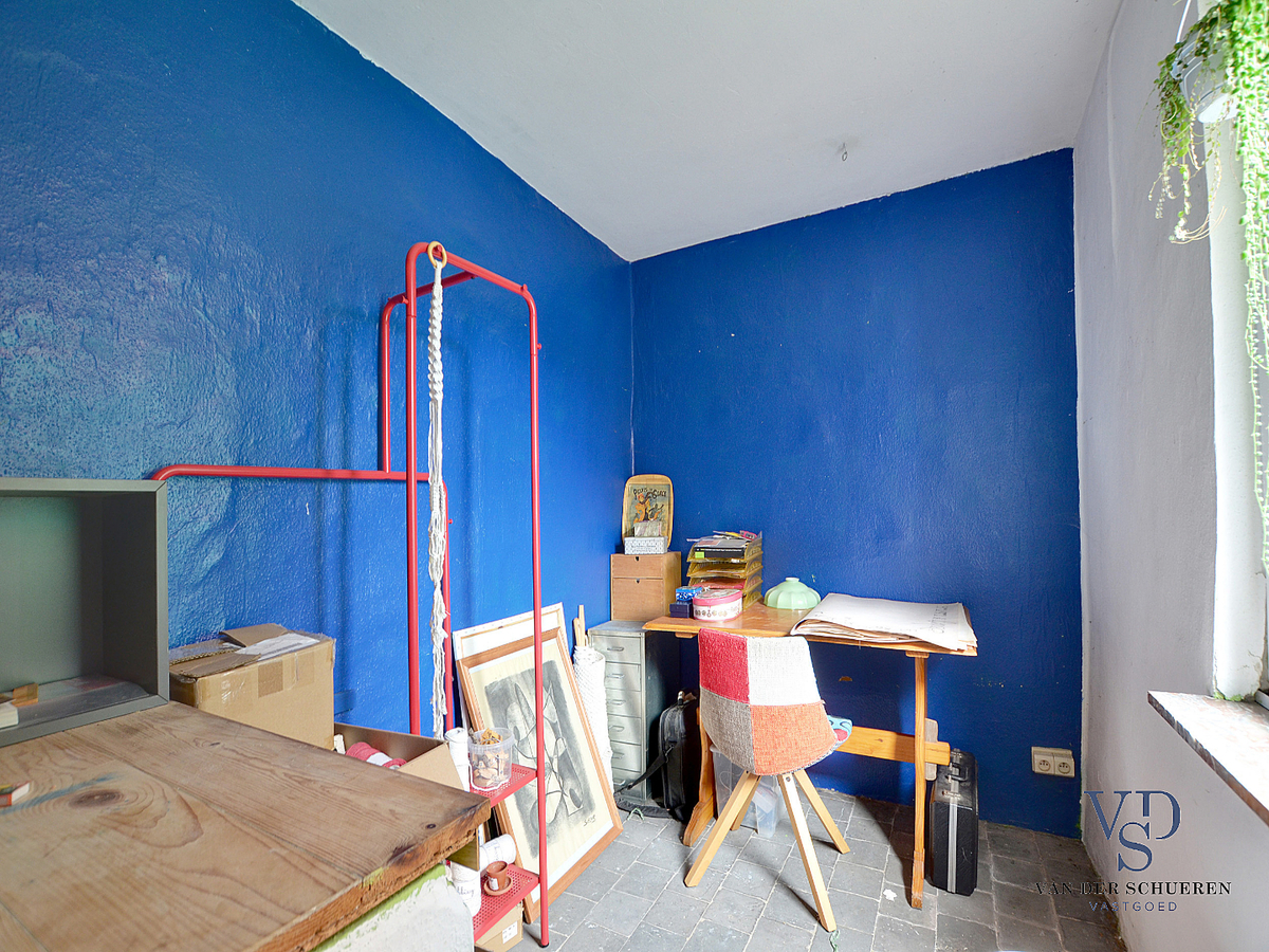 Karaktervolle, te renoveren woning (op bijna 900 m²). 