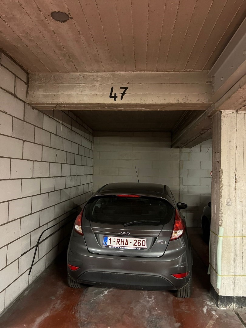 Gunstig gelegen staanplaats in afgesloten private garage 