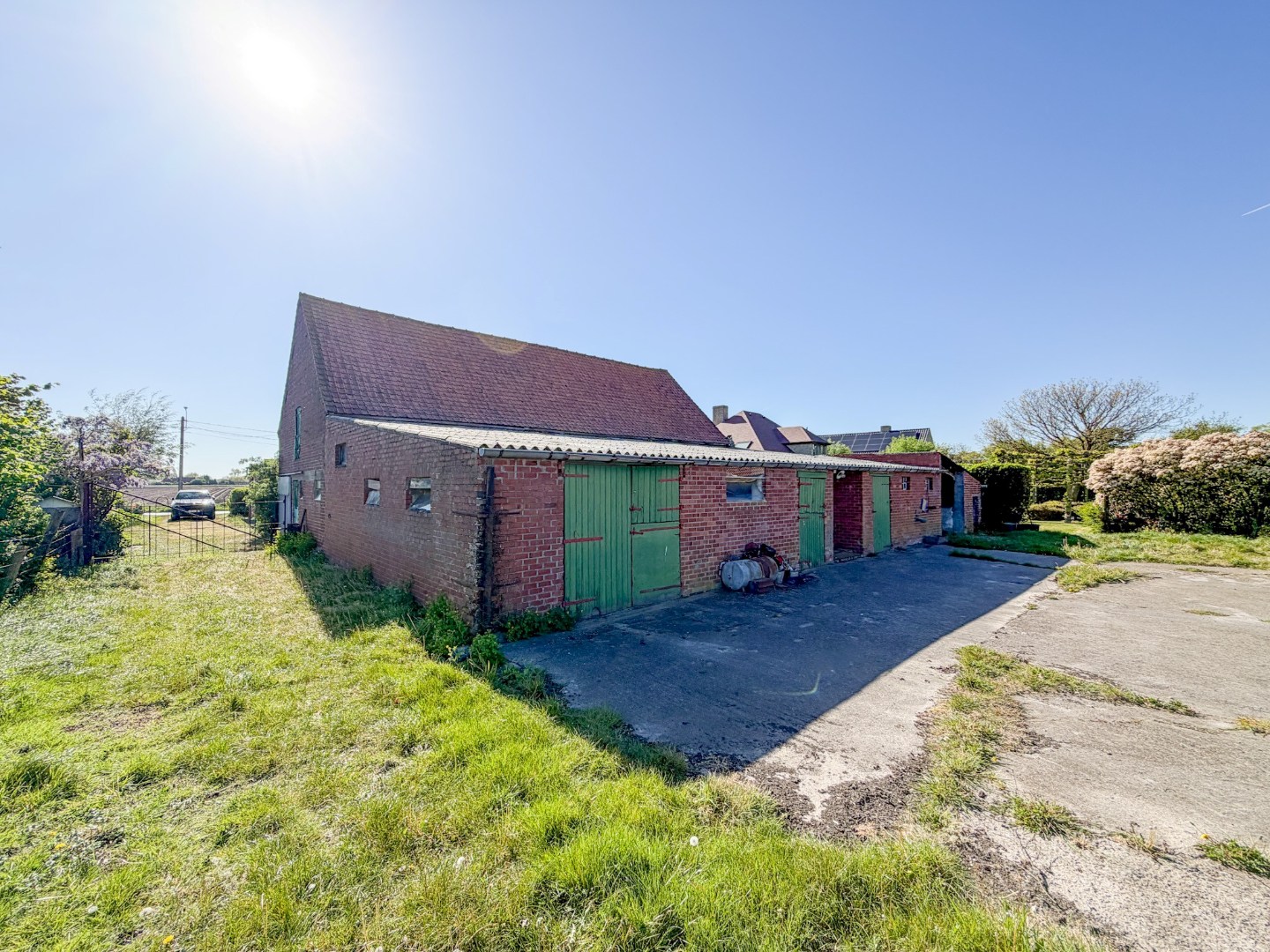 Landelijke hoeve-woning op ruim perceel, met weide en stallingen. 