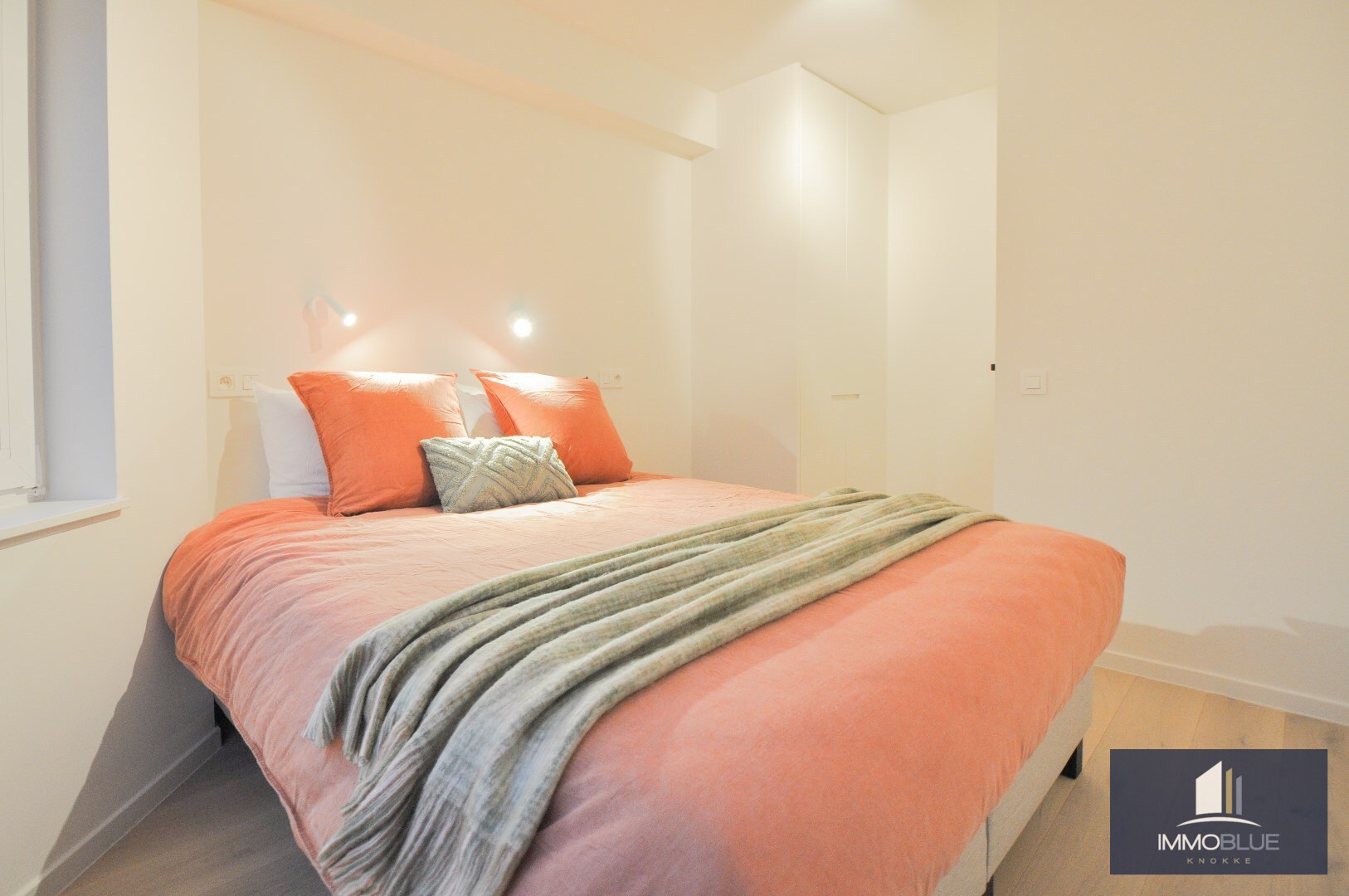 Appartement d'angle entièrement rénové, situé à quelques pas de la mer. 