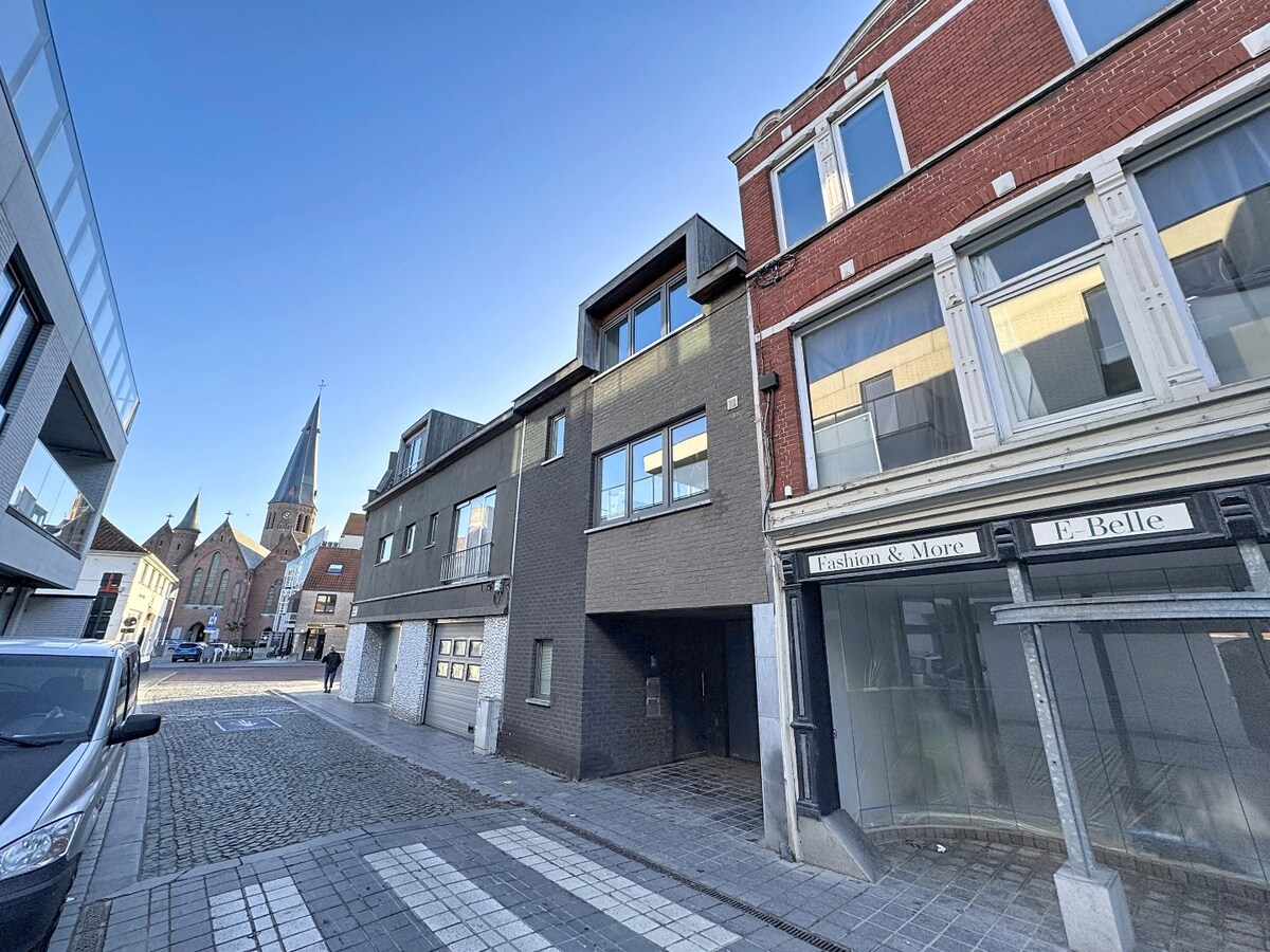 Opbrengsteigendom bestaande uit 3 appartementen en handelsgelijkvloers gelegen in het centrum van Koekelare 