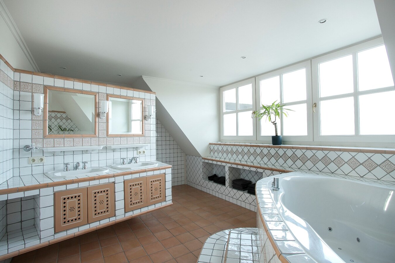 Riante vrijstaande villa met rieten dak gelegen op een perceel van 1.240 m2. 