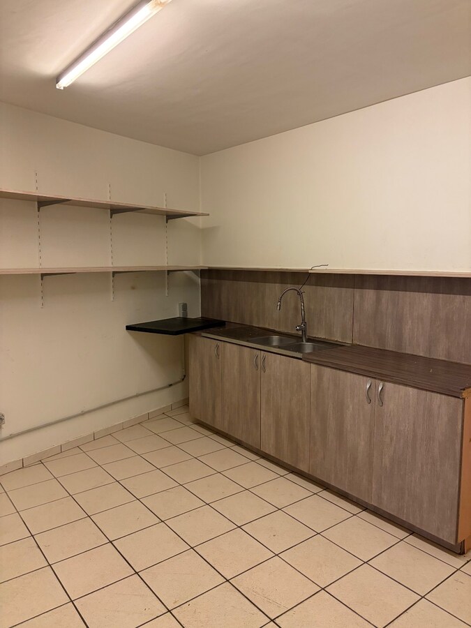 Centraal gelegen handelspand 