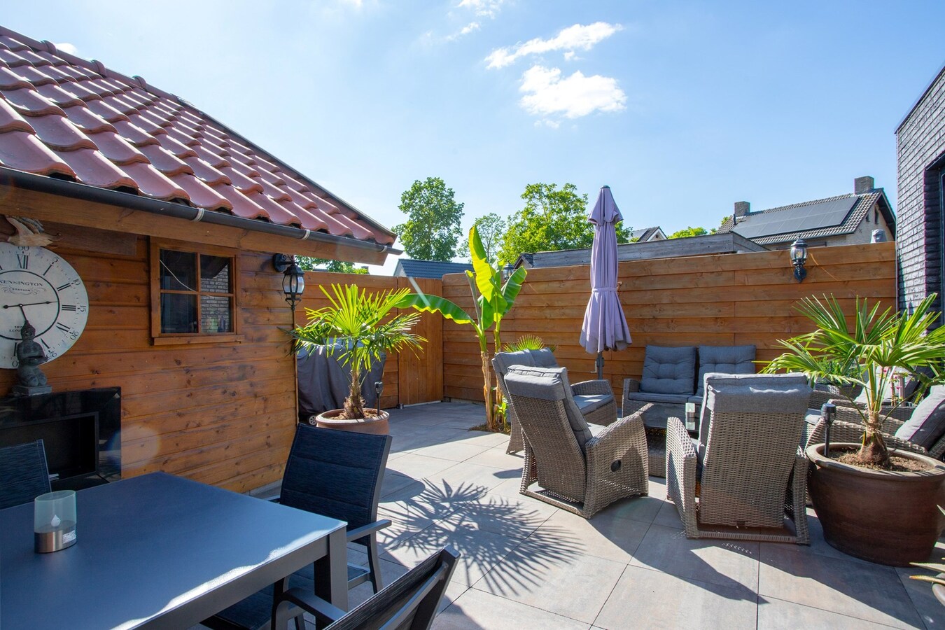 Instapklare en uitgebouwde tussenwoning op rustige locatie. 