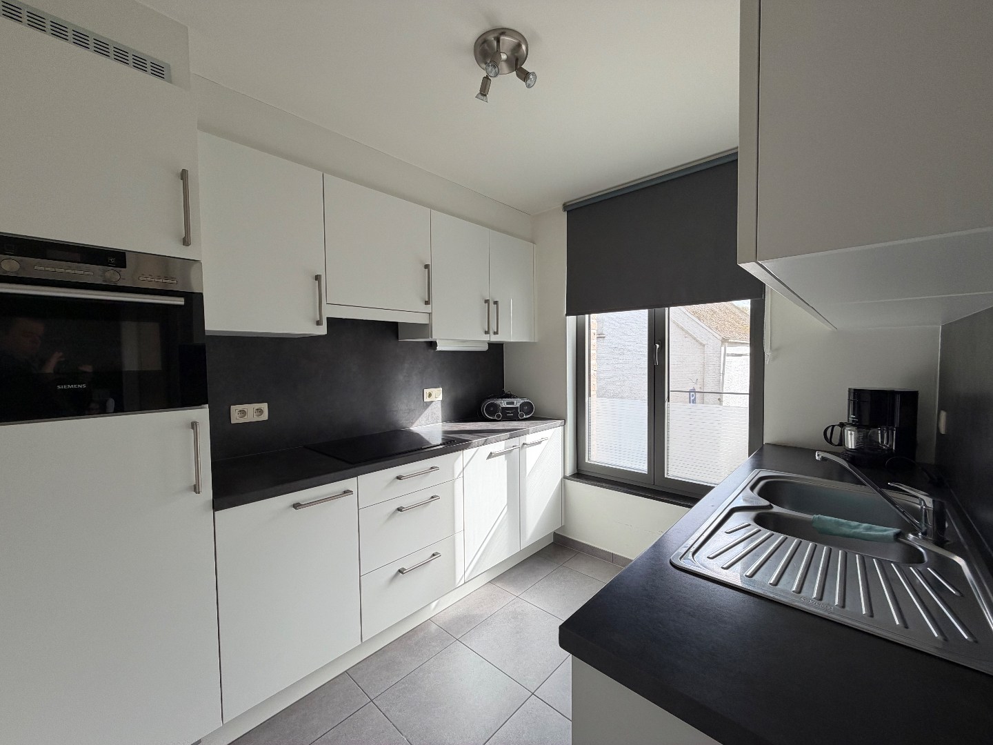 Gezellig en mooi appartement met 2 slaapkamers en autostaanplaats te huur in centrum van Geel! 