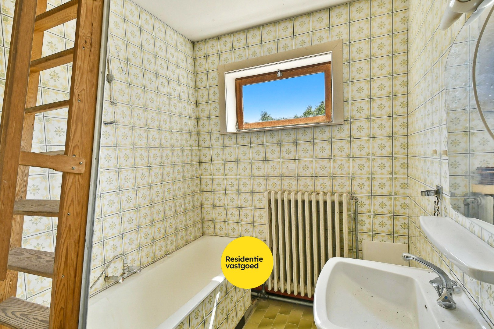 Woning met drie slaapkamers, garage en zonnige tuin 