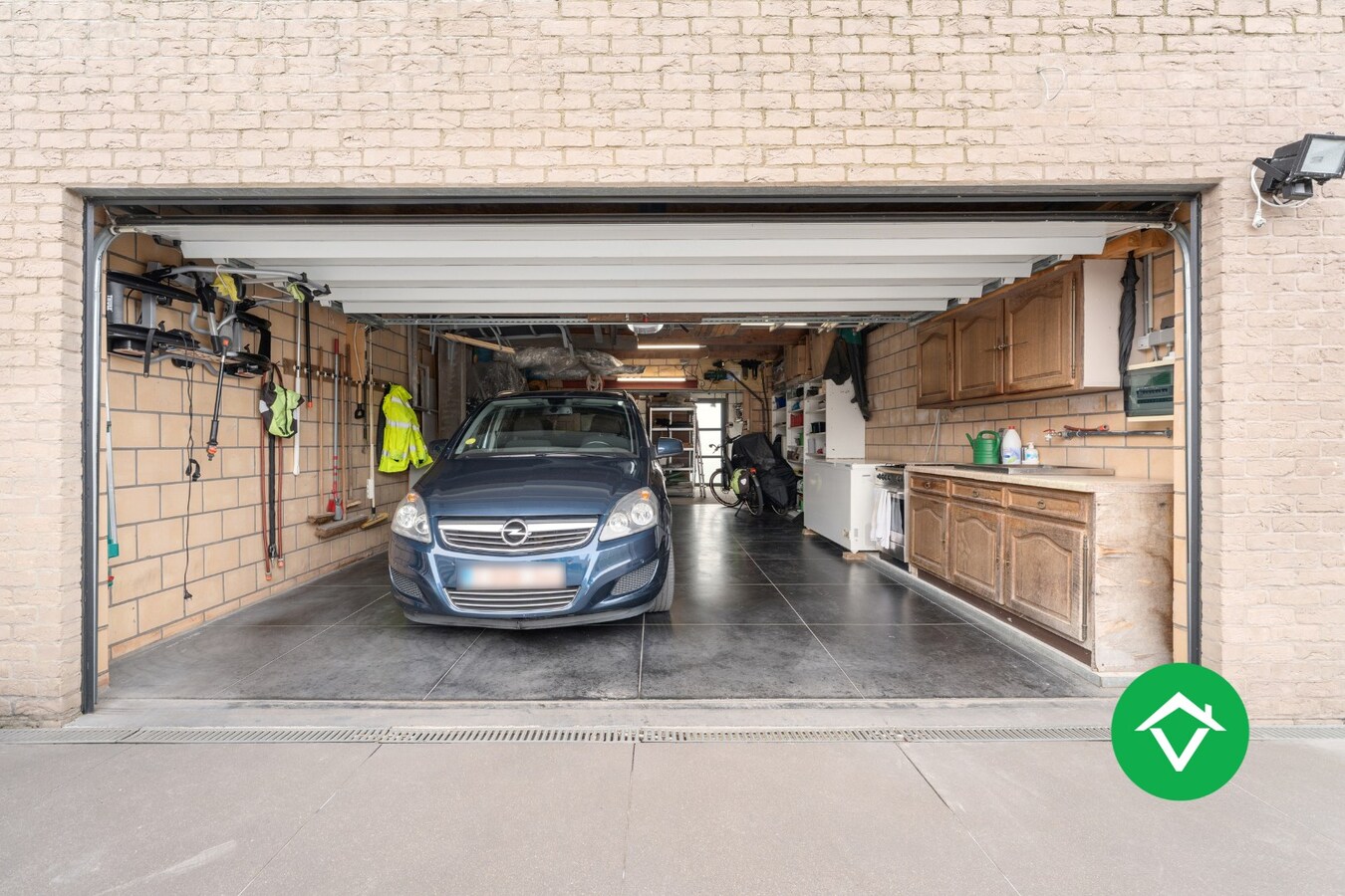 Alleenstaande woning met 4 slaapkamers en garage te Aartrijke 